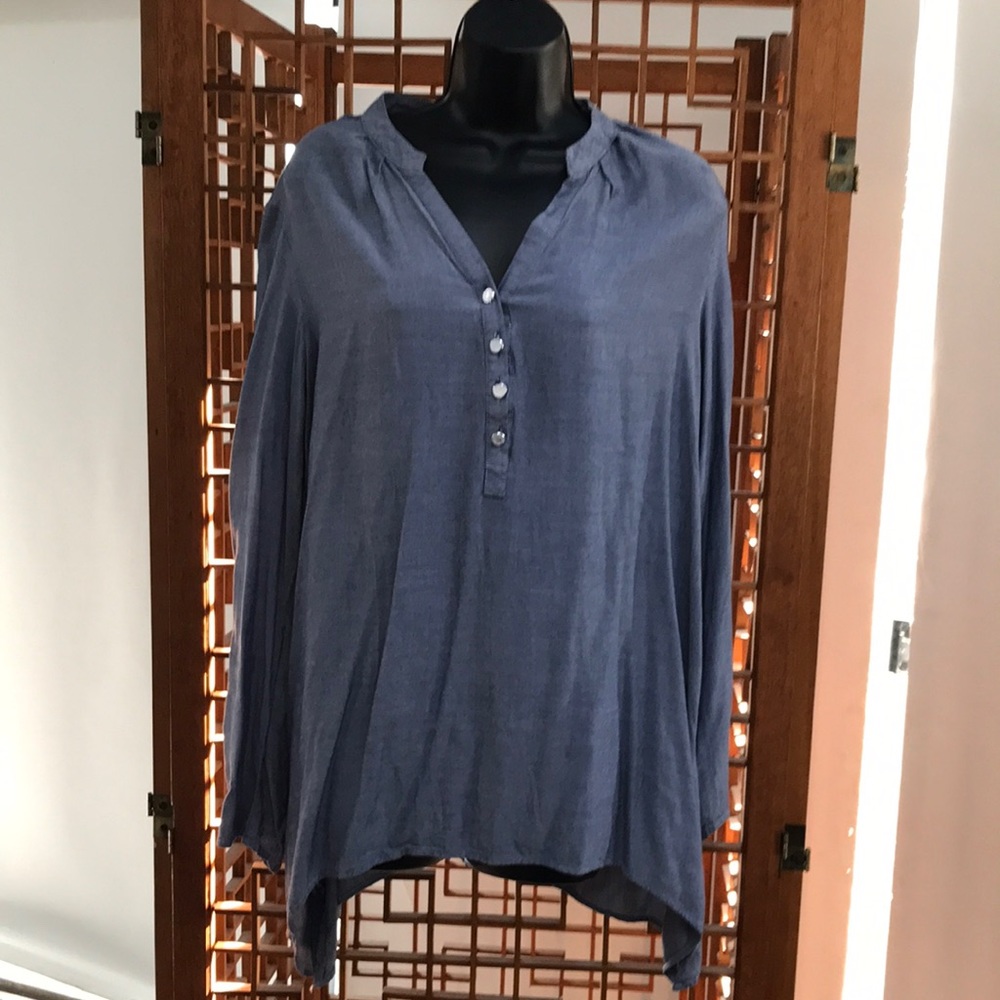 Spense blue shirt with silver colored buttons with tapered sides. Size XL.